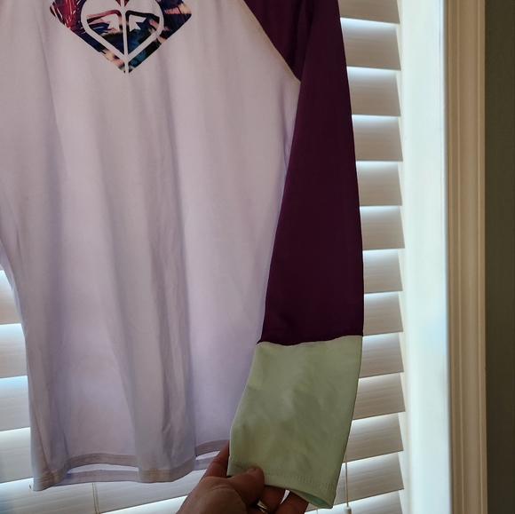 ROXY WOMENS SWIM SHIRT  SIZE MEDIUM WHT PURPLE GREEN ROXY HEART LOGO🏝️ - Picture 3 of 4
